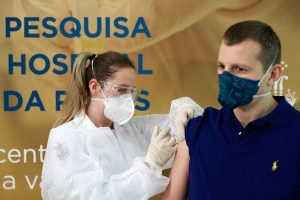 أحد المتطوعين يشارك في اختبار اللقاح المضاد لـ"كوفيد-19" 