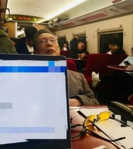 كان تشونغ نانشان يستريح على عربة طعام في القطار فائق السرعة.