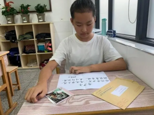 وانغ ييجون تقرأ الرسالة من تشونغ نانشان إليها.