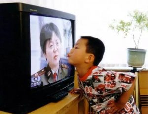 قبل إبن تشن وي أمه على شاشة التلفزيون