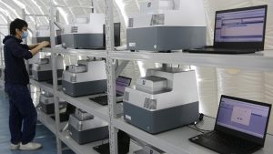 المعدات الطبية المستخدمة خلال عملية اختبار الحمض النووي