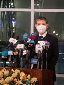 في الصورة الملتقطة يوم 10 ديسمبر 2020، السفير الصيني لدى مصر لياو لي تشيانغ يتحدث خلال مؤتمر صحفي عقد في مطار القاهرة الدولي بمصر. تسلمت مصر ليل الخميس-الجمعة أولى شحنات اللقاح الصيني (سينوفارم) لمرض فيروس كورونا الجديد (كوفيد-19). (شينخوا)