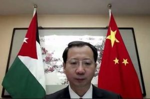 السفير الصيني في الأردن تشين تشوان دونغ يلقي كلمة خلال الاجتماع، 28 يناير 2021.