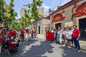 في يوم 30 مايو 2021، المواطنون والسياح يلتقطون الصور أمام موقع المؤتمر الأول للحزب الشيوعي الصيني في شنغهاي. وانغ تشو / صورة الشعب
