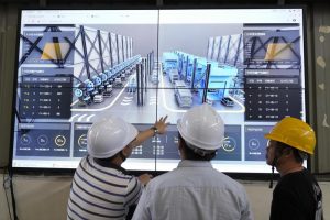 15 سبتمبر 2020، فنيون يفحصون إنتاج وتشغيل ورشة تصنيع لشركة تشنغنغ لصناعة المكنات في تشونغتشينغ عبر الإنترنت الصناعي.