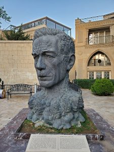 تمثال الشاعر الأذربيجاني "علي آغا واحد" في باكو