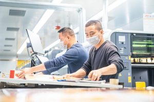 11 اكتوبر 2022، عمال خط إنتاج إحدى الشركات في منطقة التنمية الصناعية للتقنية العالية في مدينة بيجيه، بمقاطعة قويتشو.