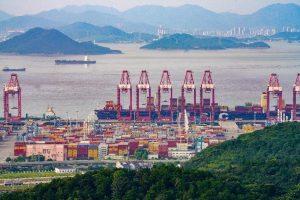 في 6 أغسطس 2023، انشغال محطة الحاويات بميناء تشوشان في نينغبو بمقاطعة تشجيانغ بنقل وافراغ الحاويات. وفي الوقت الحاضر، يضم ميناء تشوشان 301 طريقًا بحريًا، تغطي أكثر من 600 ميناء في أكثر من 200 دولة (منطقة) حول العالم. من بينها، 125 طريق "الحزام والطريق"، بزيادة 71.2% مقارنة بعام 2013. صورة الشعب/ تشانغ يونغ تاو
