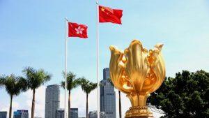 تظهر هذه الصورة الأرشيفية المؤرخة 14 يوليو 2020، ساحة بوهينيا الذهبية في هونغ كونغ بجنوب الصين. (الصورة/ شينهوا)