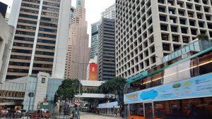 حافلة تمر بجوار المباني التجارية في وسط هونغ كونغ، في 8 يناير 2024. (GARY CHIU / CHINA DAILY)