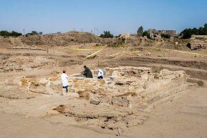 أفراد من طاقم العمل يعملون داخل نطاق معبد مونتو بمجمع معابد الكرنك، في مدينة الأقصر جنوبي مصر، يوم 24 يناير 2026. (شينخوا)