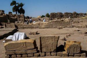 أفراد من طاقم العمل يعملون داخل نطاق معبد مونتو بمجمع معابد الكرنك، في مدينة الأقصر جنوبي مصر، يوم 24 يناير 2026. (شينخوا)